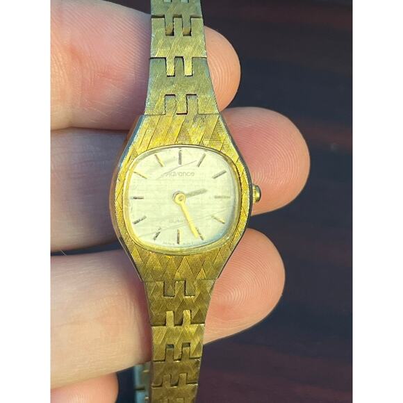 VTG Advance Quartz Women's Wristwatch Gold Tone Y120A Untested - Picture 2 of 10
